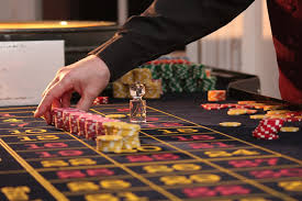 Roulettbord med dealerns hand som placerar ut satsningarna