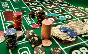 Roulettbord med spelmarker och pengar